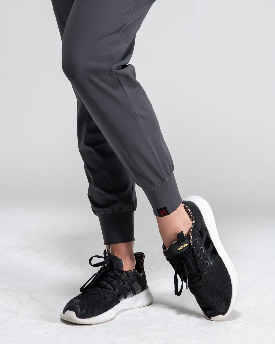 Kadyluxe womens jogger in color gray. Tapered leg and premium activewear fabric. Detail close up shot.